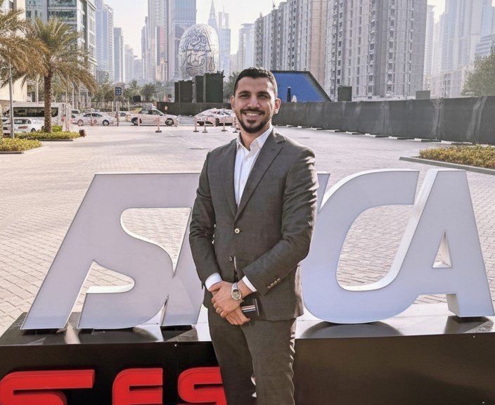 كيف تحققت توقعات الدكتور أحمد عادل بشأن الأداء الاقتصادي القياسي لدبي في 2024؟